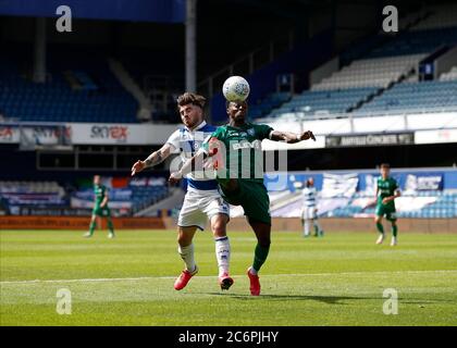 11. Juli 2020; das Kiyan Prince Foundation Stadium, London, England; English Championship Football, Queen Park Rangers gegen Sheffield Mittwoch; Ryan Manning von Queens Park Rangers Herausforderungen Moses Odubajo von Sheffield Mittwoch Stockfoto