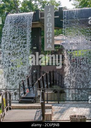 Künstlicher Wasserfall, Park 'Potok' Jagodina, Serbien. Vestacki Vodopad Stockfoto