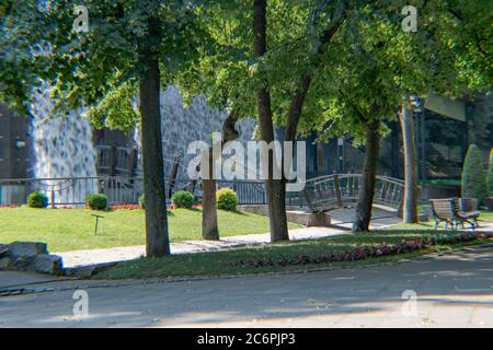 Künstlicher Wasserfall, Park 'Potok' Jagodina, Serbien. Vestacki Vodopad Stockfoto