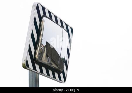 Straße im Freien konvex Sicherheitsspiegel hängend Reflexion der städtischen Straßenrand Stockfoto