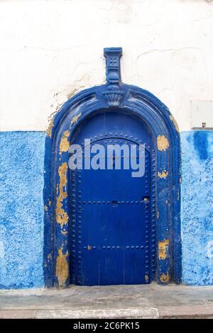 Traditionelle marokkanische Tür mit Bogenform mit blauen Innenseite der Kasbah der Udayas, Rabat, Marokko gemalt Stockfoto