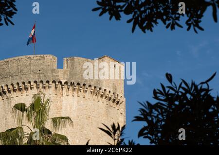 Detail des Turms Minčeta in Dubrovnik, der höchste Punkt der Steinmauer, befindet sich im Nord-West-Teil, Symbol der unbesiegbaren Stadt. Stockfoto