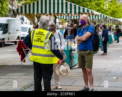 John McMillan, Provost von East Lothian, fungiert als Steward bei Farmers Market während der Covid-19 Pandemie, Haddington, East Lothian, Schottland, Großbritannien Stockfoto