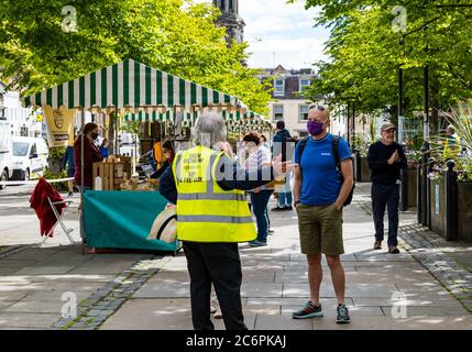 John McMillan, Provost von East Lothian, fungiert als Steward bei Farmers Market während der Covid-19 Pandemie, Haddington, East Lothian, Schottland, Großbritannien Stockfoto