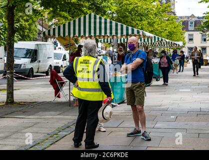 John McMillan, Provost von East Lothian, fungiert als Steward bei Farmers Market während der Covid-19 Pandemie, Haddington, East Lothian, Schottland, Großbritannien Stockfoto