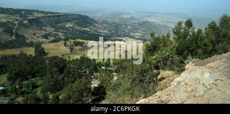 Eine kleine, ländliche, hügelige landwirtschaftliche Siedlung im nördlichen äthiopischen Hochland, Tigray Region, Äthiopien. Stockfoto