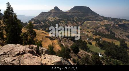 Eine kleine, ländliche, hügelige landwirtschaftliche Siedlung im nördlichen äthiopischen Hochland, Tigray Region, Äthiopien. Stockfoto