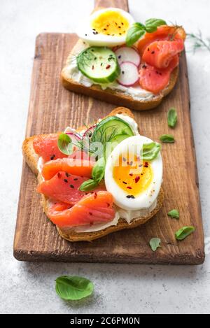Gesundes offenes Lachs-Sandwich mit Frischkäse, Weichei, Gemüse und Gemüse. Köstliches Protein-Fisch-Sandwich zum Frühstück oder Brunch. Stockfoto