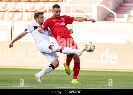 Ingolstadt, Deutschland. Juli 2020. Fußball: 2. Bundesliga - Abstieg, FC Ingolstadt 04 - 1. FC Nürnberg, Abstieg, Rückspiel im Audi Sportpark. Fatih Kaya aus Ingolstadt (l.) und Oliver Sorg aus Nürnberg im Duell um den Ball. Quelle: Matthias Balk/dpa - WICHTIGER HINWEIS: Gemäß den Bestimmungen der DFL Deutsche Fußball Liga und des DFB Deutscher Fußball-Bund ist es untersagt, im Stadion und/oder aus dem Spiel aufgenommene Aufnahmen in Form von Sequenzbildern und/oder videoähnlichen Fotoserien zu nutzen oder auszunutzen./dpa/Alamy Live News Stockfoto