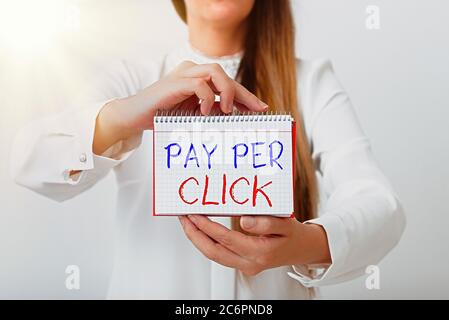 Textzeichen mit „Pay per Click“. Business Foto Text Internet-Marketing, in dem die Zahlung auf Clickthrough Modell zeigt verschiedene leere Spalte basiert Stockfoto