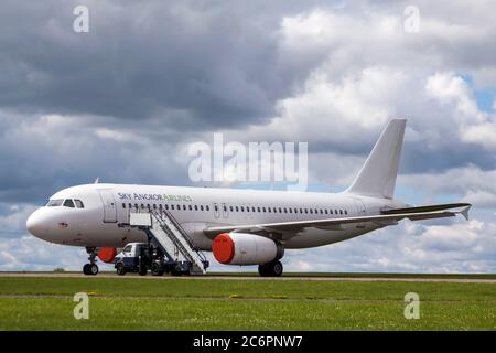 LY-NVY Airbus A320-232 des Avion Express am Cotswold Airport, Kemble, EGBP wartet auf Verschrottung mit Air Salvage International. Sky Angkor Airlines. Stockfoto