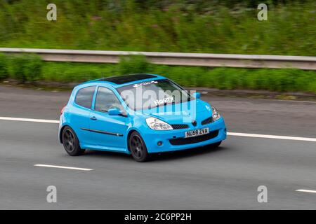 2008 Blue Renault Clio Dynamique S TUR 100; Fahrzeugverkehr Fahrzeuge, Autos, die Fahrzeuge auf britischen Straßen fahren, Motoren, Autofahren auf der Autobahn M6. Stockfoto