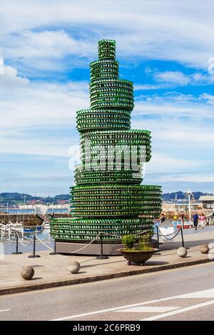 GIJON, SPANIEN - 25. SEPTEMBER 2017: Apfelflaschen Turmskulptur in Gijon in Asturien, Spanien Stockfoto