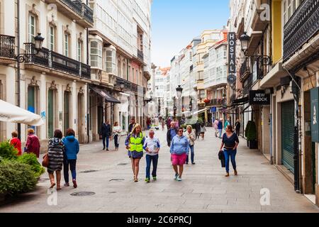 A Coruña, Spanien - 24. SEPTEMBER 2017: Touristen an der Fußgängerzone im Zentrum von A Coruna in Galizien, Spanien Stockfoto