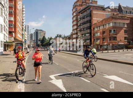 Bogota, Colombia-20. Februar 2020: Die kolumbianische Hauptstadt Bogotá fügt 47 Meilen Fahrradwege hinzu, um die Ausbreitung von Coronavirus zu unterbinden und die Luftverschmutzung zu verringern Stockfoto