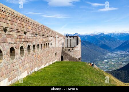 Tamaro, Schweiz - 03. Oktober 218: Kapelle Santa Maria degli Angeli auf dem Monte Tamaro von dem Schweizer Bogenschützen Mario Botta im Kanton Tessin, Schweiz Stockfoto