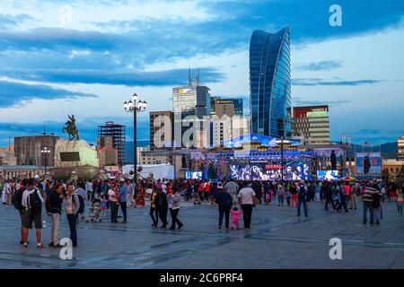 ULAANBAATAR, MONGOLEI - 11. JULI 2016: Feier des traditionellen Naadam-Festivals auf dem Chingis-Platz oder dem Sukhbaatar-Platz in Ulaanbaatar oder Ulan Bator Stockfoto