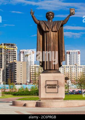 MINSK, Weißrussland - Mai 06, 2016: Francysk Skaryna (oder Francisk Skorina) Monument und neue Apartmentanlage Mayak in Minsk, Belarus. Es ist in der Nähe von t Stockfoto