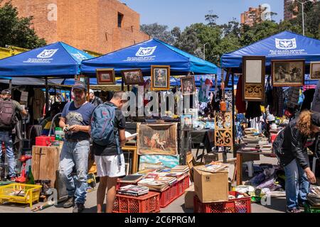 Bogota, Kolumbien - 20. Februar 2020: San Alejo, farbenfroher Flohmarkt in BOGOTA. Abteilung von Cundinamarca, Kolumbien Stockfoto