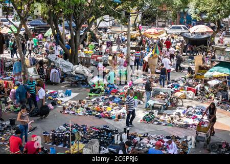 Medellin, Kolumbien - 08. Januar 2020: In der Nähe des Bolivar Parks ist ein farbenfroher Flohmarkt im Zentrum von Medellín Stockfoto