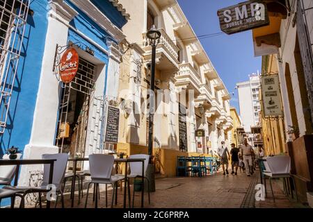Santa Marta-Magdalena-Kolumbien, 24. Februar 2020: Straßen der Altstadt in Santa Marta, Karibik Stadt, Kolumbien Stockfoto