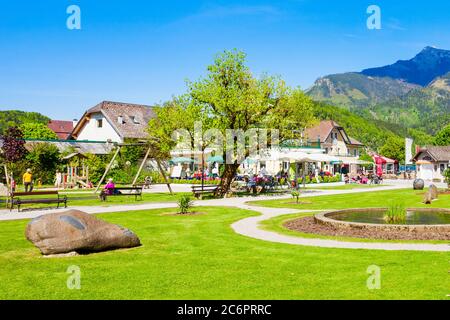 ST. GILGEN, Österreich - Mai 17, 2017: öffentlicher Park in St. Gilgen Dorf, Salzkammergut. St Gilgen am Wolfgangsee entfernt. Stockfoto