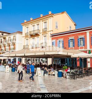 NAFPLIO, Griechenland - 16. OKTOBER 2016: Syntagma oder Platz der Verfassung ist der zentrale Platz der Stadt Nafplio in Griechenland. Stockfoto