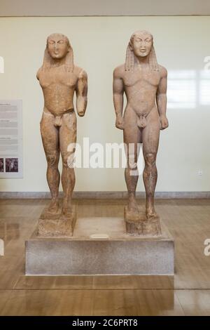 DELPHI, GRIECHENLAND - 15. OKTOBER 2016: Die Zwillingsstatuen von Polymedes von Argos oder Kleobis und Biton im Archäologischen Museum von Delphi. Delphi war ein wichtiger Stockfoto