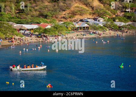 Taganga-Santa-Marta-Kolumbien, 01. März 2020: Die karibische Küste von Taganga, Colombi Stockfoto