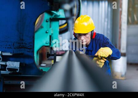 Asiatische Arbeiter mit CNC Plasma Cutter Stockfoto