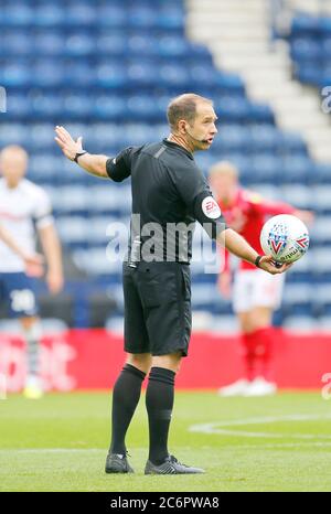 Deepdale Stadium, Preston, Lancashire, Großbritannien. Juli 2020. English Championship Football, Preston North End gegen Nottingham Forest; Schiedsrichter Jeremy Simpson Kredit: Action Plus Sports/Alamy Live News Stockfoto