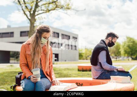 Studenten lernen auf dem Campus soziale Distanz zu halten Stockfoto