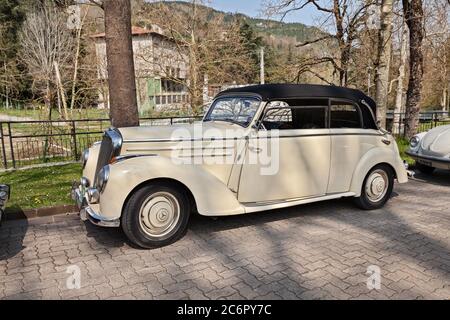 Mercedes-Benz 220 Cabriolet B W187 der 50er Jahre im Oldtimer-Treffen Passeggiata turistica primaverile am 12. April 2015 in Rocca San Casc Stockfoto