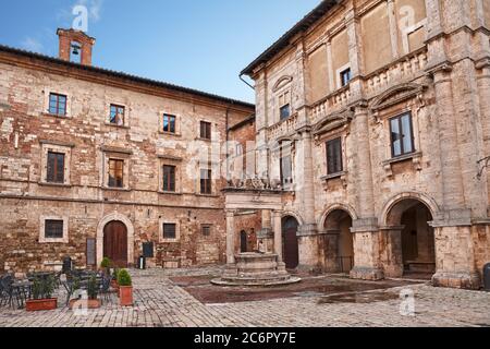 Montepulciano, Siena, Toskana, Italien: Ecke des Hauptplatzes Piazza Grande mit den Renaissance-Gebäuden und dem alten Griffin und Löwenbrunnen (15 Stockfoto