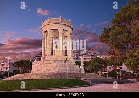 Ancona, Marken, Italien: Blick bei Sonnenaufgang des Kriegs Memorial, kreisförmiges Denkmal von 1930 mit Blick auf das Meer Stockfoto