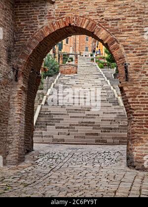 Corinaldo, Ancona, Marken, Italien: Eingang der mittelalterlichen Stadt mit der alten langen Treppe und dem berühmten Brunnen Polenta Stockfoto