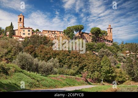 Castelbellino, Ancona, Marken, Italien: Landschaft der malerischen Landschaft und der alten Ortschaft auf dem Hügel bei Jesi Stockfoto