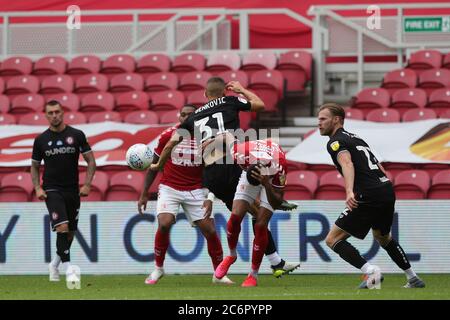 MIDDLESBROUGH, GROSSBRITANNIEN. 11. JULI Filip Benkovic von Bristol City bestreitet einen Header mit Middlesbroughs Ashley Fletcher während des Sky Bet Championship Matches zwischen Middlesbrough und Bristol City im Riverside Stadium, Middlesbrough (Kredit: Mark Fletcher - MI News ) Kredit: MI News & Sport /Alamy Live News Stockfoto