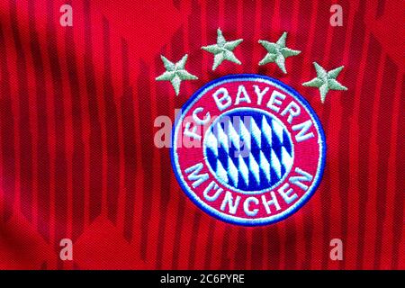 Calgary, Alberta, Kanada. Juli 10, 2020. FC Bayern München Fußball Fußball nah an ihrem Logo auf einem Trikot. Stockfoto