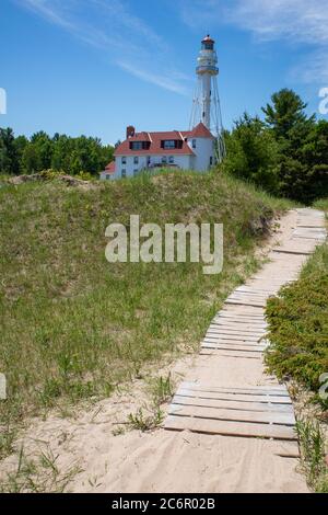 Rawley Point Leuchtturm in Two Rivers, Wisconsin mit einem Holzweg im Juli, vertikal Stockfoto