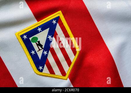 Calgary, Alberta, Kanada. Juli 10, 2020. Atletico de Madrid Fußball Fußball nah an ihrem Logo auf einem Trikot. Stockfoto