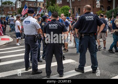 Mitglieder der NYPD-Einheit gegen Terrorismus überwachen am 11. Juli 2020 eine Kundgebung der Blues Lives Matter in Bay Ridge, Brooklyn. (Foto von Gabriele Holtermann/Sipa USA) Quelle: SIPA USA/Alamy Live News Stockfoto