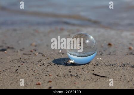 Wunderschöner Sonnenaufgang, der durch einen Linsenball am Strand aufgenommen wurde. Finnland. Golf von Finnland. . Hochwertige Fotos Stockfoto