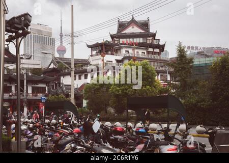 Großer Parkplatz für Roller, Stadt Shanghai China. Stockfoto