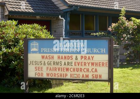 Vancouver, Kanada. Juli 2020. Ein Schild vor einer Kirche ermutigt Menschen, während der globalen Pandemie COVID-19 zu beten und sich die Hände zu waschen. Stockfoto