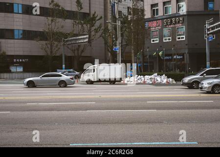 Weiße Taschen auf der Straße, Stadt Busan Südkorea. Stockfoto