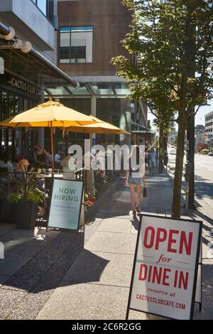 Vancouver, Kanada. Juli 2020. Während der globalen Pandemie COVID-19 genießen die Menschen das Essen im Freien in einem kürzlich wiedereröffneten Restaurant. Stockfoto