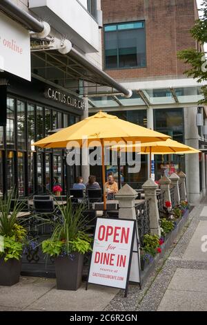 Vancouver, Kanada. Juli 2020. Während der globalen Pandemie COVID-19 genießen die Menschen das Essen im Freien in einem kürzlich wiedereröffneten Restaurant. Stockfoto