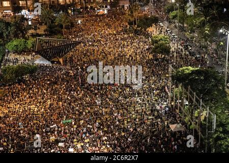 Tel Aviv, Israel. Juli 2020. Demonstranten versammeln sich auf dem Rabin-Platz, um gegen die Reaktion der Regierung auf die finanziellen Folgen der Coronavirus-Krise zu protestieren. Quelle: Ilia Yefimovich/dpa/Alamy Live News Stockfoto