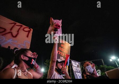 Tel Aviv, Israel. Juli 2020. Demonstranten halten Plakate während eines Protestes gegen die Reaktion der Regierung auf die finanziellen Folgen, die durch die Coronavirus-Krise verursacht werden. Quelle: Ilia Yefimovich/dpa/Alamy Live News Stockfoto